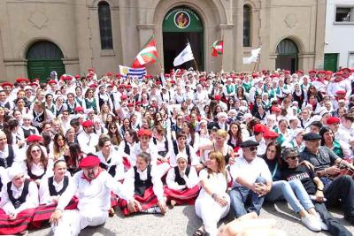 Imagen parcial de los participantes en el alarde de dantzaris del domingo en Necochea (foto EuskalKultura.com)