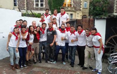 Miembros de la Euskal Etxea de Bristol celebrando San Fermín (foto Bristol Basque Cultural Society)