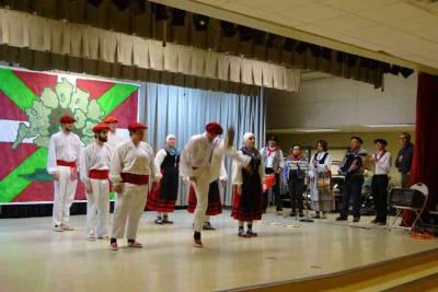 Imagen de una edición anterior, con los dantzaris de Utah-ko Triskalariak y los músicos vascos locales (foto EuskalKultura.com)