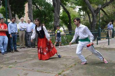 El actual lehendakari de Eusko Etxea de Caracas, Ibane Azpiritxaga, baila junto a su hermana aurresku en Aberri Eguna