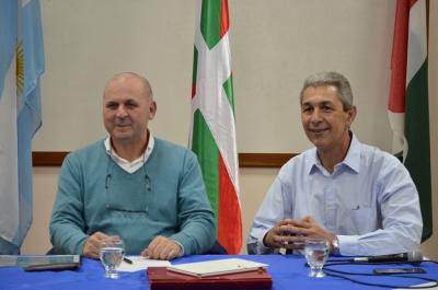 Fernando Nebreda Días de Espada, presidente de la Asociación Vasca 'Garapen' junto al intendente de Oberá (foto Obera on line)