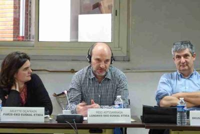 Josu Aguirre, representante de Euskal Etxea de Bruselas, con otros delegados en una reunión de euskal etxeas europeas