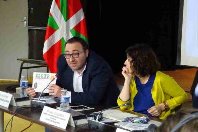 La reunión intercongresual de mayo del año pasado en París. En la imagen, Sebastien Daguerre, presidente de Euskal Etxea de París, y Marian Elorza, secretaria general de Acción Exterior (foto EuskalKultura.com)