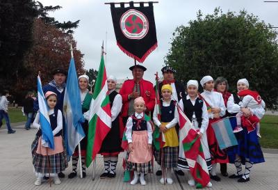 En la fiesta del 25 de Mayo, los integrantes del Centro Guillermo Larregui de Chacabuco representaron a la colectividad vistiendo trajes tradicionales vascos