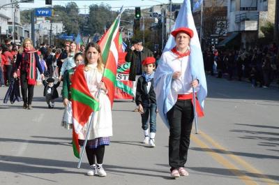 Representantes del Centro Gure Etxea en el Desfile del 9 de Julio de Tandil