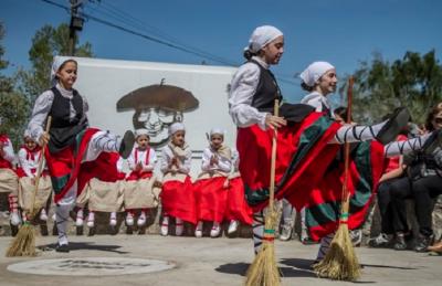 Danzas Vascas en la Plaza Vasca por el 18º aniversario del Hiru Erreka