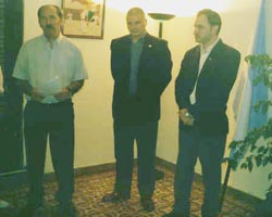 El profesor César Arrondo (al centro), junto a directivos de Urrundik durante el acto de inauguración (foto U.E.E.).