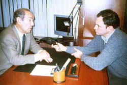 Carlos Garaikoetxea y el periodista paranaense Federico Borrás en un momento de la entrevista, realizada en Iruña-Pamplona (foto U.E.E.)