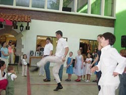 Varias generaciones vascomexicanas ensayan juntas aurresku en la pasada fiesta de Aberri Eguna en DF (foto JAG)