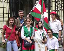 Los dantzaris de EAB-AV con Jose Mari Esparza, de editorial Txalaparta en el pórtico de la iglesia (foto ILV-Euskal Kultura)