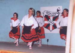 La profesora Zulma Aldabe y tres dantzaris suipachenses durante el festival (foto GTEE)