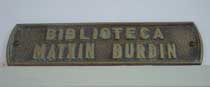 Placa que identifica con el nombre 'Matxin Burdin' (Martín Fierro) a la biblioteca de la euskal etxea de la capital bonaerense (foto euskalkultura.com)