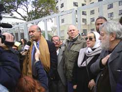 De izq. a der. Eduardo Soares, abogado de Josu Lariz, el actor Norman Briski, Hebe de Bonafini de Madres de Plaza de Mayo y Osvaldo Bayer, escritor (foto ILV-Euskal Kultura)