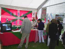 Un aspecto del stand de Gure Aterpea en la ExpoDEL 2004 de General Rodríguez (foto euskalkultura.com)