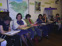 Momento de la lectura del acta durante la Asamblea General de Euskaltzaleak el pasado lunes (foto euskalkultura.com)