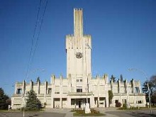 En la fotografía, el Palacio Municipal de Coronel Pringles