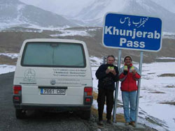 José Eladio Santacara y su furgoneta en las nevadas montañas de Pakistán (foto JE. Santacara)