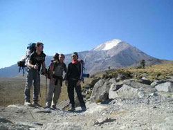 Los tres montañeros vascos con el Pico Orizaba (5.611 metros) al fondo (foto vascosmexico)