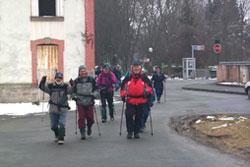 Participantes en la Marcha por la Paz a su paso por Angeot (Francia)