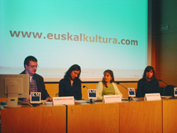 Aspecto general de la mesa durante la presentación, en el Koldo Mitxelena donostiarra (foto Javier Hernández para euskalkultura.com)