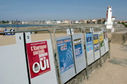 Carteles durante la campaña del referéndum en Ipar Euskal Herria (foto Le Journal)