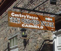 Cartel de la euskal etxea en la fachada de la sede carmelitana (foto euskalkultura.com)