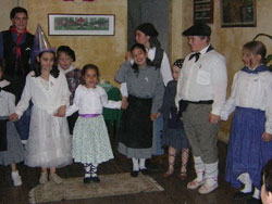 Soledad, Brenda, Candelaria, Pedro, Valentina, Georgina, Noel, Ainhoa, Pablo, Laura reciben el aplauso del público tras su representación 