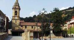 Vista de la plaza Iparragirre, en pleno centro  de Urretxu que preside, a la derecha, la estatua del bardo, inaugurada un 28 de septiembre de 1890 (foto F. J. Aguado Goñi-DV)