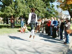 Cada 26 de abril, aniversario del bombardeo de Gernika, miembros de la colectividad vasca de Montevideo se reúnen frente al 'Gernikako Arbola' de la Plaza Gernika para conmemorar tan aciaga fecha. En la foto el homenaje correspondiente al pasado mes de ab