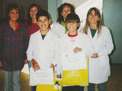 Los ganadores, Germán Zapico y Gastón Fuentes, junto al cuerpo docente de la EGB nº7 de Tandil