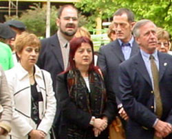 Marieli Díaz de Mendibil en el acto de ofrenda ante el Arbol de Gernika en Necochea, flanqueada por la consejera portavoz del Gobierno Vasco, Miren Azkarate, y el presidente del Centro Vasco local, Felipe Muguerza (foto euskalkultura.com)