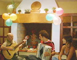 Félix Máximo María, a la guitarra, junto a Sebastien Desgrans, al acordeón, y Aurelie Gillen