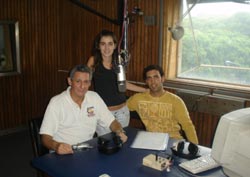 Armando Degaudencio, Celina Biasco y Aitor Aramayo forman en La Plata (Argentina) el equipo que semana tras semana realiza el espacio Palabra de Vasco, con difusión a través de internet