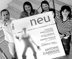 El equipo de la revista Neu posa con el primer número (foto M. Ruiz)