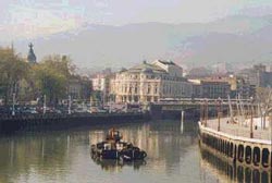 Atardecer en la ría del Nervión, en Bilbao