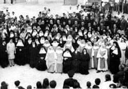 Los religiosos fustiñaneros se reunieron por vez primera en 1968, año al que corresponde esta foto tomada en la plaza del pueblo (foto DDN)