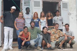 Los jóvenes voluntarios posan en el castillo junto a sus monitores (foto B. Etcheverry-EuskoSare)