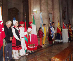 Las representaciones de cada colectividad durante la Misa de Colectividades del día domingo