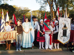 Los dantzaris del Centro Ibai Guren de Paraná junto a representantes de otras colectividades