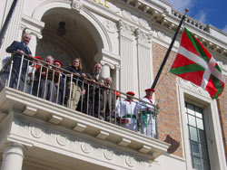 Aspecto del balcón del Ayuntamiento californiano, con el alcalde Garbarino y la vascoamericana Isabelle Bushman al frente, rodeados de miembros de la corporación, representantes del BCC y miembros de la Klika (foto EuskalKultura.com)