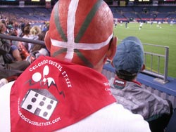 La identidad está presente en la vida de la comunidad vascoamericana; en la foto, vascos de New Mexico animando en Colorado a jugadores vascos en un partido de fútbol estilo europeo