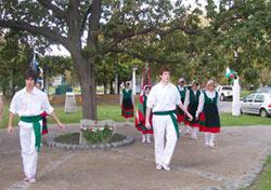 Aurresku de honor ayer en el Retoño del Árbol de la ciudad argentina de Necochea, en la que el Consejo Deliberante aprobó una moción sobre Gernika