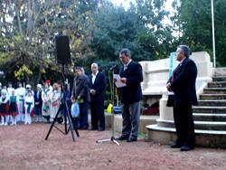 El presidente de Euzko Etxea, Javier Clúa, recordó en su discurso la tragedia del bombardeo que destruyó la villa foral vasca (foto Euzko Etxea)