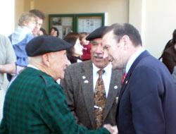 Ibarretxe es saludado con emoción a la puerta del Centro Cultural Vasco de South San Francisco por Félix Bilbao, de 91 años, gudari testigo del bombardeo de Gernika (foto EuskalKultura.com)