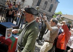 Un momento del homenaje al gudari Kandido Saseta en Hondarribia