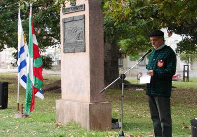 Palabras de Enrique Poittevin en el acto conmemorativo de la Plaza Gernika de Montevideo (foto Haize Hegoa)