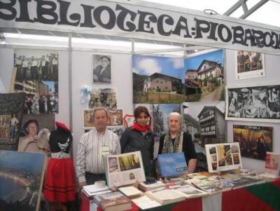 Jose Cuadra, Carina Oyola y Ofelia Larrea atendieron el stand vasco en el marco del III Congreso Nacional de Cultura en San Juan