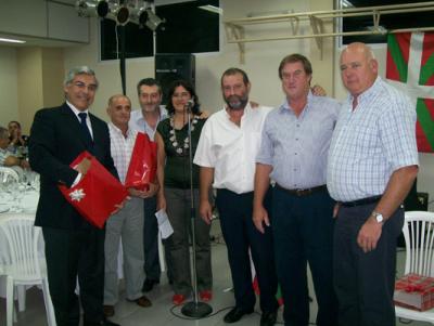 De izquierda a derecha, el intendente municipal Gilberto Alegre, el presidente de FEVA Ricardo Basterra junto al presidente de la euskal etxea, Diego Tellechea, Sergio Recarte, Yanina Castro y otros socios del centro