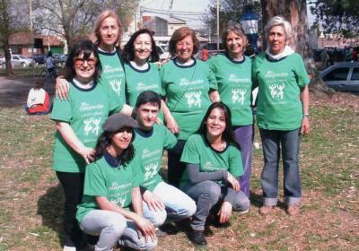 El Lagun Onak pergaminense ha sido padrino de la Prueba de Integración del Medio Maratón durante 9 años. La imagen muestra a las/os entusiastas colaboradores/as vistiendo la remera de la actividad (foto EE)