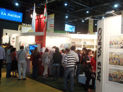 Imagen del stand vasco en una pasada edición de la Feria del Libro de Buenos Aires (foto EuskalKultura.com)